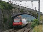 Eine SBB Re 460 schiebt bei Cully den IR90 1713 in Richtung Wallis unter der schönen Steinbogenbrücke hindurch, welche wohl in Kürze verschwinden wird.