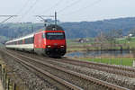 Eine revidierte Re 460 mit einem EW IV-Pendel am See bei Wauwil am 5. Februar 2021.
Foto: Walter Ruetsch