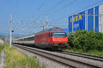 Re 460 002-9 fährt Richtung Bahnhof Itingen. Die Aufnahme stammt vom 20.07.2021.