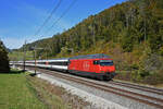 Re 460 050-8 fährt Richtung Bahnhof Tecknau. Die Aufnahme stammt vom 18.10.2021.