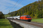 Re 460 028-4 fährt Richtung Bahnhof Tecknau. Die Aufnahme stammt vom 18.10.2021.