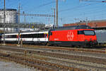 Re 460 074-8 durchfährt den Bahnhof Pratteln. Die Aufnahme stammt vom 23.10.2021.