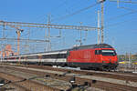Re 460 061-5 durchfährt den Bahnhof Muttenz. Die Aufnahme stammt vom 28.10.2021.