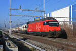Re 460 087-0 fährt Richtung Bahnhof Itingen. Die Aufnahme stammt vom 25.01.2022.