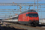 Re 460 030-0 durchfährt den Bahnhof Muttenz. Die Aufnahme stammt vom 22.01.2022.