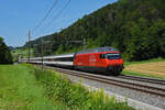 Re 460 040-9 fährt Richtung Bahnhof Tecknau. Die Aufnahme stammt vom 12.08.2021.
