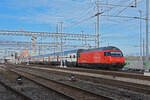 Re 460 018-5 durchfährt den Bahnhof Muttenz. Die Aufnahme stammt vom 22.01.2022.