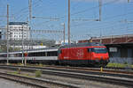 Re 460 044-1 durchfährt den Bahnhof Pratteln. Die Aufnahme stammt vom 04.05.2022.