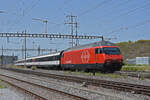 Re 460 098-7 durchfährt den Bahnhof Pratteln. Die Aufnahme stammt vom 18.06.2022.