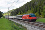 Re 460 066-4 fährt am 20.09.2022 Richtung Bahnhof Tecknau.