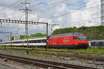 Re 460 103-5 durchfährt am 12.05.2023 den Bahnhof Pratteln.