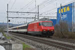 Re 460 106-8 fährt am 26.02.2024 Richtung Station Itingen.