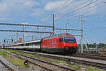 Re 460 054-0 durchfährt am 06.06.2024 den Bahnhof Muttenz.