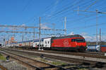 Re 460 074-8 durchfährt am 25.03.2024 den Bahnhof Muttenz.