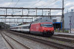 Re 460 054-0 durchfährt am 10.06.2024 den Bahnhof Rupperswil.