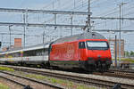 Re 460 054-0 durchfährt am 18.06.2024 den Bahnhof Muttenz.