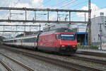 Re 460 051-6 durchfährt am 10.06.2024 den Bahnhof Rupperswil.