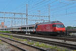 Re 460 048-2 durchfährt am 06.06.2024 den Bahnhof Muttenz.