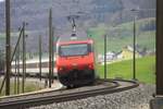 Eine Re 460 der SBB fährt am 05.04.2021 mit einem EW IV Pendel am Zuschluss Richtung Gelterkinden BL.