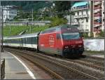 Re 460 085-4 kommt am 02.08.08 aus Montreux und durchfhrt mit ihrem Zug die Haltestelle Veytaux-Chillon am Genfer See. (Hans) 