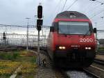 Re 460 091-2 mit IC2000 bei der Einfahrt in Zrich HB. Es fehlten nur noch wenige cm, und der Zug htte mich touchiert... 10. Mai 2009, 17:24