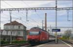 460 025-0 schiebt einen IR nach Genve Aroport aus dem Bahnhof Zofingen, von wo er via die sogenannte Kriegsschlaufe ber Rothrist auf die Neubaustrecke nach Bern gelangt.