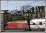 460 035-9 im Luzerner Hauptbahnhof vor dem Hausberg Pilatus.