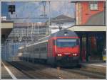 460 066-4 mit IR2165 nach Locarno wartet auf die Abfahrt in Arth-Goldau. Im Hintergrund ist der Hochbahnsteig der Rigibahnen quer zu den SBB Geleisen zu sehen, wo momentan umgebaut wird. (14.02.2011)