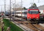 Auf der eingleisigen Strecke von Kreuzlingen nach Weinfelden passiert am 03.04.2011 in Siegershausen Re 460 023-5 mit IR 2138 von Konstanz nach Biel den wartenden Regionalzug von Weinfelden nach Konstanz.