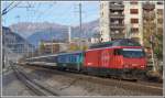 460 010-2 mit IR1773 erreicht in Krze Chur. In diesem Zug sind fast smtliche Wagenmodelle der SBB vorhanden. (01.12.2011)