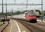 Ein IC-Dosto, gezogen von der Re 460 074-8, durchfhrt am 28.06.12 den Bahnhof Rolle