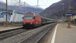 Ein gewohnt bunter Gotthard-IR nach Locarno wird am 29.11.12 von der Re 460 112-6  Thurtal  durch Giubiasco gezogen.