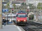 SBB - 460 017-7 vor IR bei der einfahrt im Bahnhof Winterthur am 17.10.2013