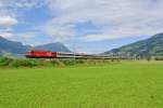 Re 460 010-2 mit IR 2267 bei Steinen. Im Hintergrund ist die Rigi, Königin der Berge, zu sehen, 18.08.2014.