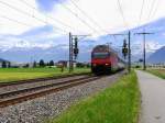 SBB - 460 056-5 mit IR in Richtung Bern unterwegs bei Uttigen am 14.05.2015