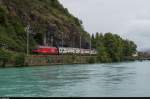 Re 460 114 zieht am 16. August 2015 einen IC von Interlaken Ost der Aare entlang in Richtung Interlaken West. Auf der nur knapp zwei Kilometer langen Strecke zwischen den beiden Bahnhfen wird die Aare zwei Mal berquert. 
Die Streckenfhrung wurde deswegen so gewhlt, um den Schiffsverkehr zwischen Thuner- und Brienzersee zu verhindern, der fr die damalige Bdelibahn eine grosse Konkurrenz dargestellt htte.