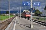 Bilder aus der March zwischen Pfäffikon SZ und Ziegelbrücke. IC578 von Chur mit 460 021-9 in Schübelbach-Buttikon. (24.09.2015)