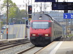 SBB - 460 042-5 mit IC bei der durchfahrt im Bahnhof Nyon am 09.04.2016