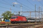 Re 460 077-1 durchfährt den Bahnhof Pratteln. Die Aufnahme stammt vom 28.05.2016.