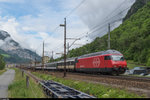 Re 460 032 zieht am 4. Juni 2016 einen verlängerten IR aus dem Bahnhof Erstfeld auf die Gotthard-Bergstrecke.