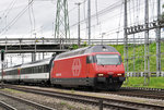 Re 460 002-9 durchfährt den Bahnhof Muttenz. Die Aufnahme stammt vom 30.05.2016.