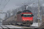 Re 460 082 durchfährt am 22. Januar 2017 mit einem IC Romanshorn - Brig den Bahnhof Mülenen. Gut erkennbar sind hier die BLS-typischen Fahrleitungsausleger.