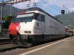 Die SBB 460 090 wirbt am 29.04.07 in Arth-Goldau in französischer Sprache für die Eröffnung des Lötschberg-Basistunnel. An diesem Tag hat sie EuroCity 109 Basel - Mailand am Haken und wird ihn über den Gotthard bis Chiasso bringen.
