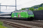 Re 460 080-5, mit der Migros Werbung, durchfährt am den Bahnhof Gelterkinden. Die Aufnahme stammt vom 16.08.2017.