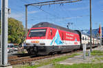 Re 460 065-6, mit der COOP Werbung, verlässt den Bahnhof Interlaken Ost. Die Aufnahme stammt vom 07.10.2017.