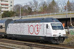 Re 460 113-4 mit der Werbung für 100 Jahre SEV, fährt Richtung Bahnhof Muttenz. Die Aufnahme stammt vom 08.02.2019.