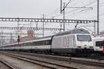 Re 460 113-4 mit der Werbung für 100 Jahre SEV, durchfährt den Bahnhof Muttenz. Die Aufnahme stammt vom 02.03.2019.