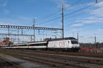 Re 460 113-4 mit der Werbung für 100 Jahre SEV, durchfährt den Bahnhof Muttenz. Die Aufnahme stammt vom 16.02.2020.