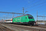 Re 460 007-8 mit der Vaudoise Werbung, durchfährt den Bahnhof Muttenz. Die Aufnahme stammt vom 13.03.2020.