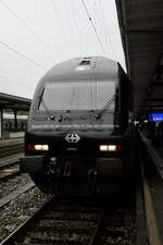 Frontansicht der Re 460 046 mit der Werbung für den Lokführer Beruf am 26.9.24 im Bahnhof Interlaken Ost.